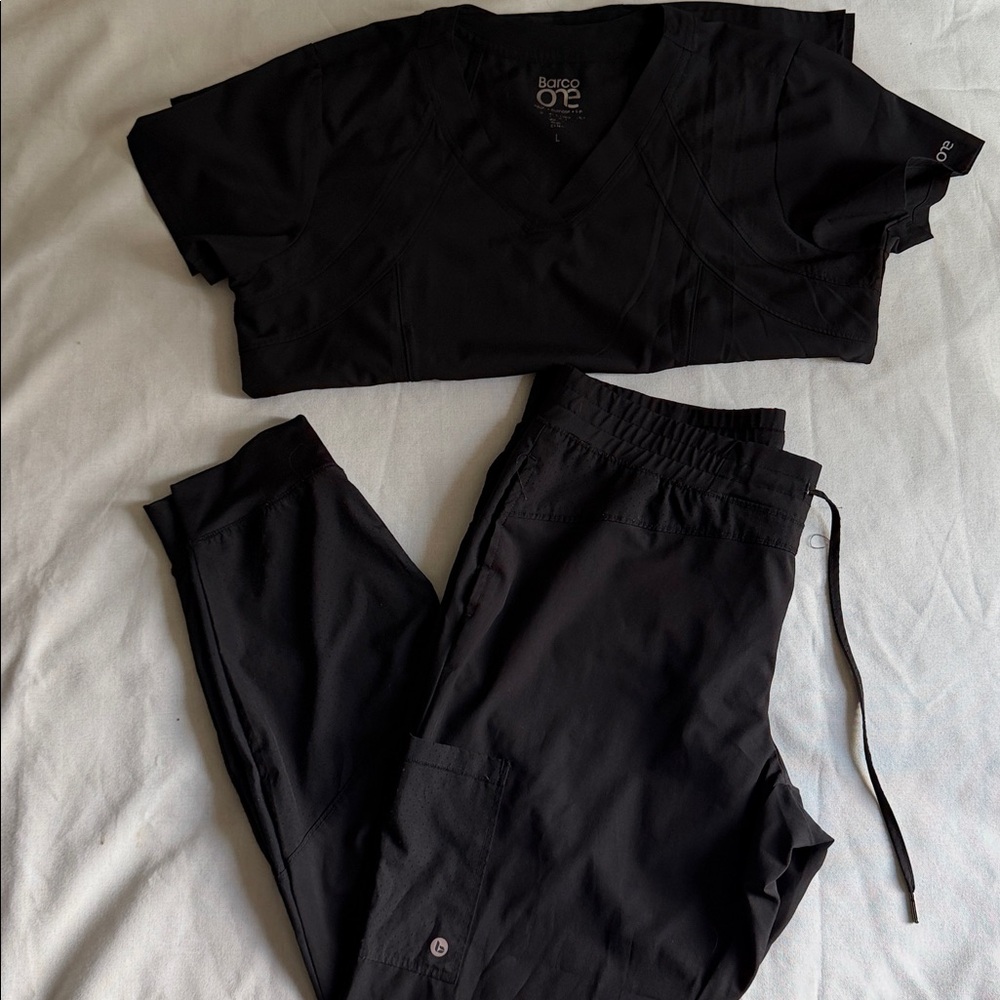 Barco One Women's Black Scrubs Set (Top&Joggers) Large
